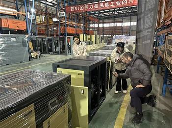 “ 跪地验货 ” The Czech Republic捷克共和国知名工业设备采购商亲临信然压缩机工厂验