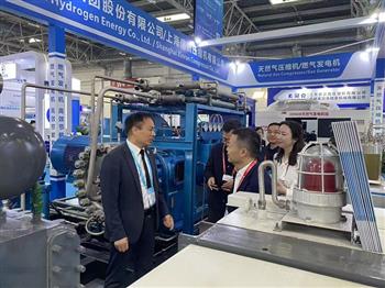 成都市新都区委书记魏柯莅临信然压缩机展台 董事长卜庆团亲切接待