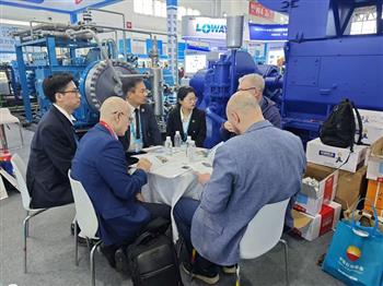 信然集团（俄罗斯）公司合作伙伴在北京合影留念并洽谈深度项目推进…